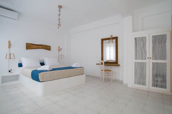 Imagen de la habitación del Hotel Santorini Crystal Blue. Foto 5