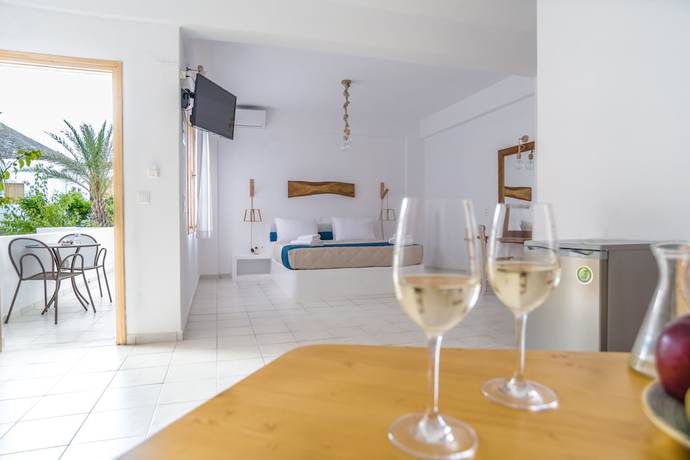 Imagen de la habitación del Hotel Santorini Crystal Blue. Foto 6