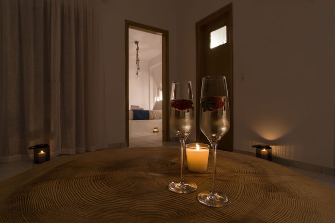 Imagen de la habitación del Hotel Santorini Crystal Blue. Foto 9