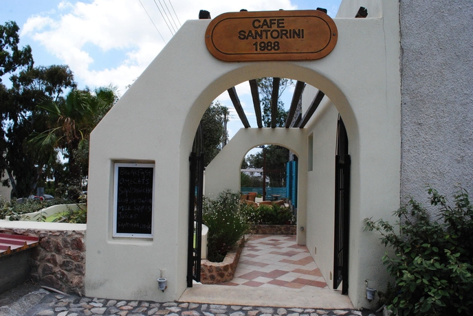 Imagen de los exteriores del Hotel Santorini. Foto 15