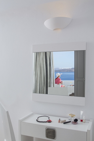 Imagen de la habitación del Hotel Santorini Princess Presidential Suites. Foto 8