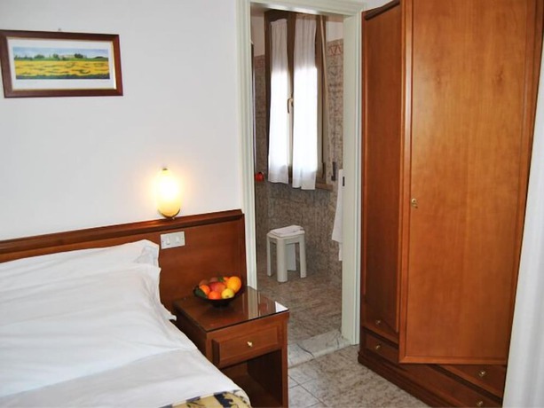 Imagen de la habitación del Hotel Santorotto. Foto 7