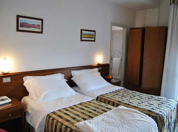 Imagen de la habitación del Hotel Santorotto. Foto 18