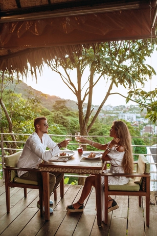 Imagen del bar/restaurante del Hotel Santosa Detox And Wellness Center. Foto 2