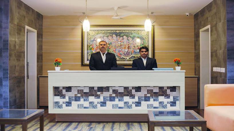 Imagen de los interiores del Hotel Santosh Dham. Foto 17