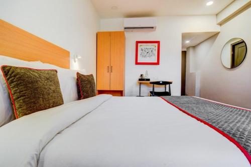Imagen de la habitación del Hotel Santosh Palace. Foto 19