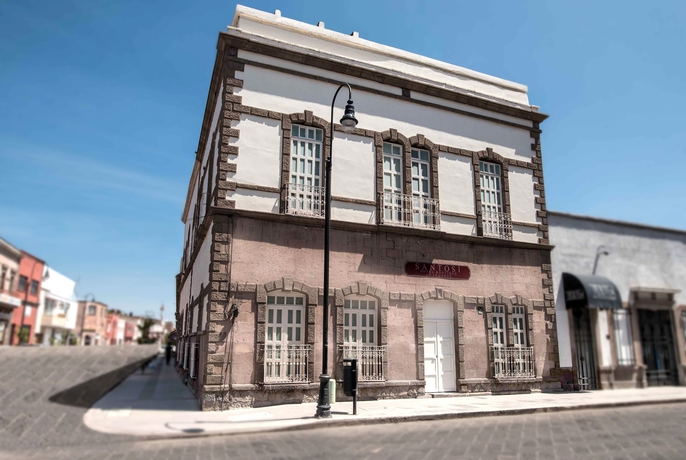 Imagen de los exteriores del Hotel Santosí. Foto 16