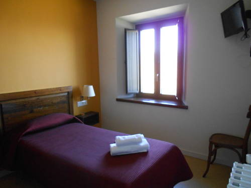Imagen de la habitación del Hotel Santuari De La Salut De Sant Feliu De Pallerols. Foto 3