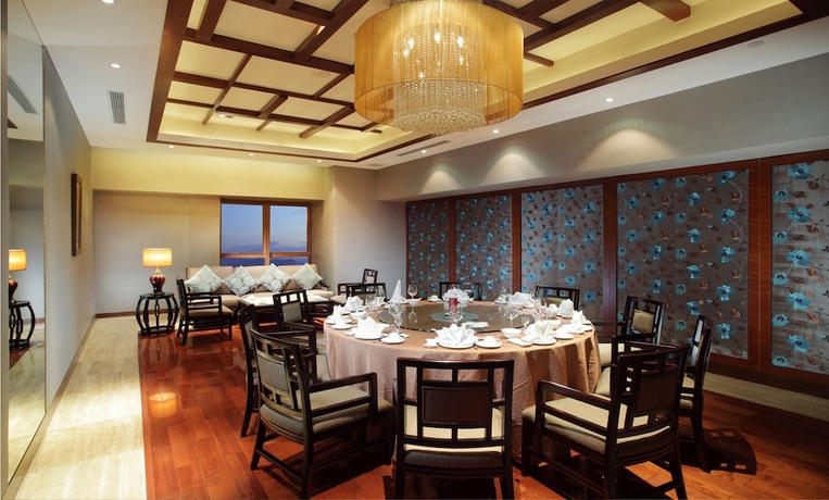 Imagen del bar/restaurante del Hotel Sanya Phoenix Waterside Gloria Resort. Foto 9