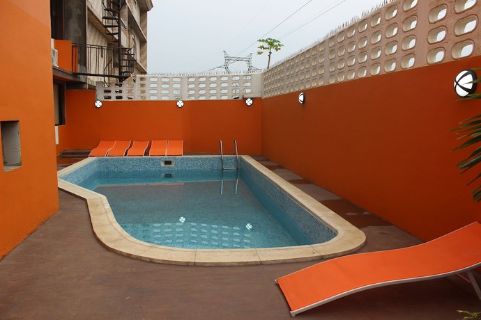 Imagen de la piscina del Hotel Saphir, Abobo. Foto 16
