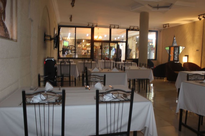 Imagen del bar/restaurante del Hotel Saphir, Abobo. Foto 5