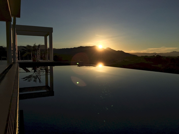 Imagen de la piscina del Hotel Sapphire Bay Fiji. Foto 15