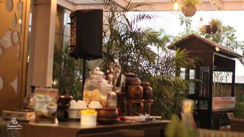 Imagen del bar/restaurante del Hotel Sapphire Sky. Foto 12