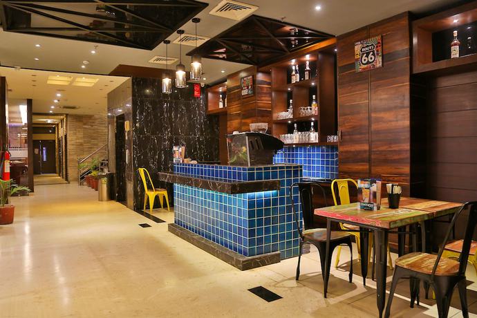 Imagen del bar/restaurante del Hotel Sapphire, Zirakpur. Foto 3