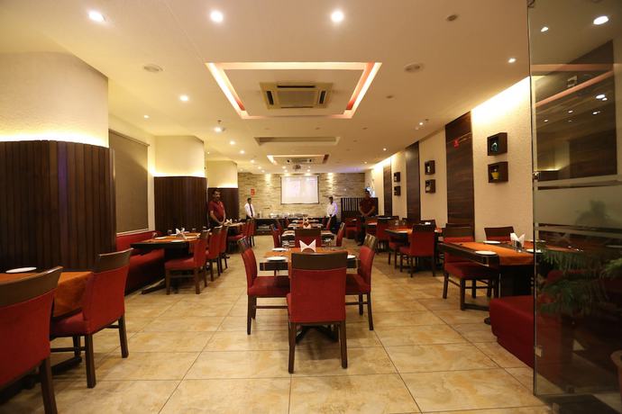 Imagen del bar/restaurante del Hotel Sapphire, Zirakpur. Foto 4