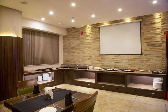 Imagen del bar/restaurante del Hotel Sapphire, Zirakpur. Foto 5