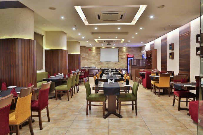 Imagen del bar/restaurante del Hotel Sapphire, Zirakpur. Foto 7