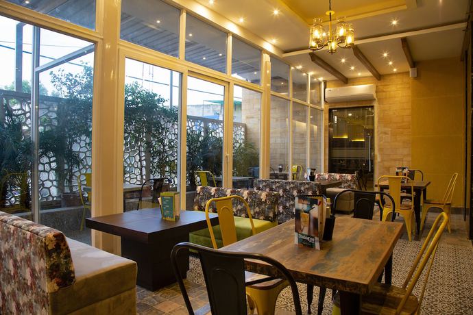 Imagen del bar/restaurante del Hotel Sapphire, Zirakpur. Foto 8