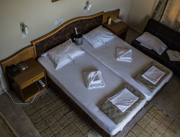 Imagen de la habitación del Hotel Sappho, Chliar&aacute;. Foto 4