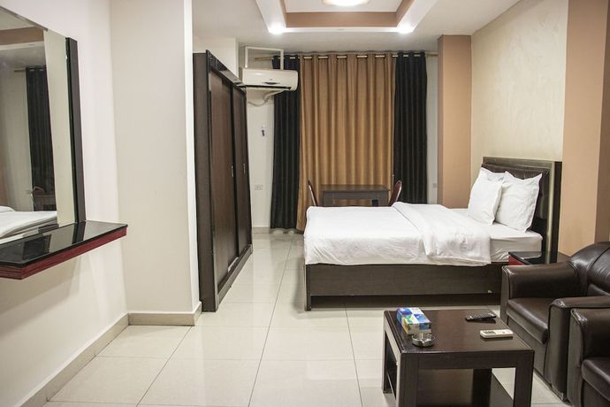 Imagen de la habitación del Hotel Sara Crown. Foto 4