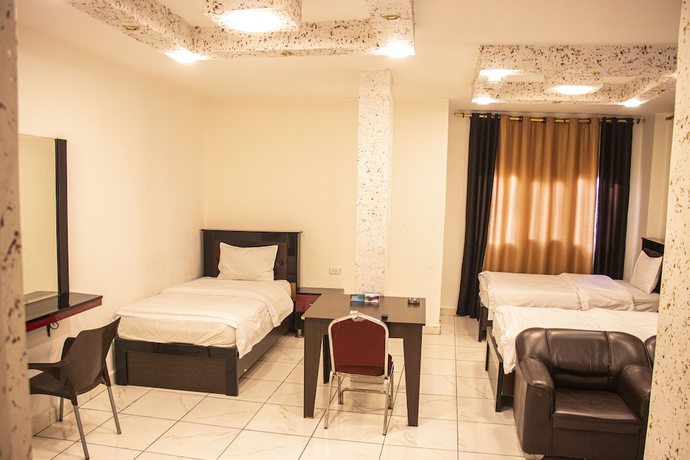Imagen de la habitación del Hotel Sara Crown. Foto 11