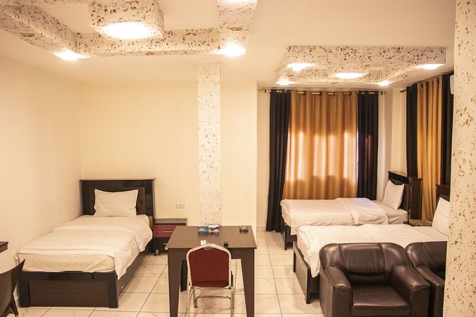 Imagen de la habitación del Hotel Sara Crown. Foto 13