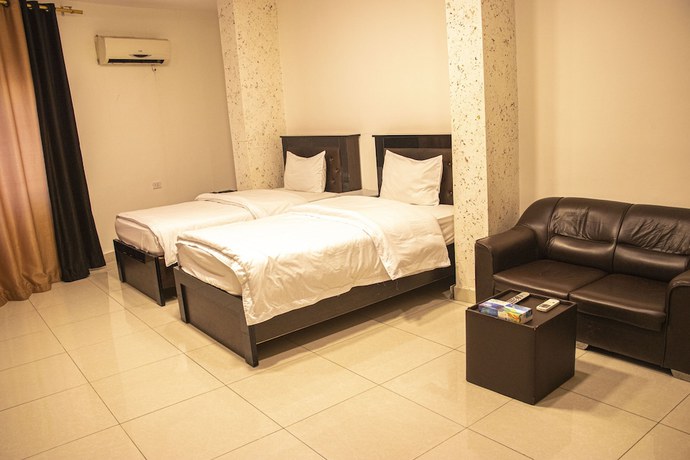 Imagen de la habitación del Hotel Sara Crown. Foto 16