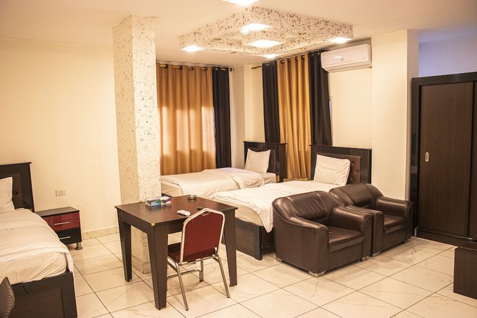 Imagen de la habitación del Hotel Sara Crown. Foto 18