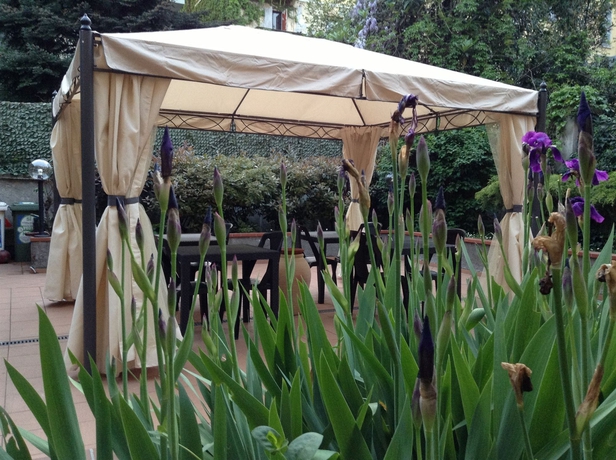 Imagen de los exteriores del Hotel Sara, Mil&aacute;n. Foto 6