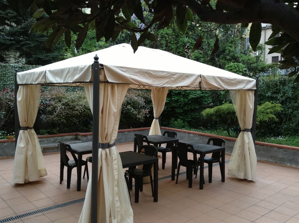 Imagen de los exteriores del Hotel Sara, Mil&aacute;n. Foto 7