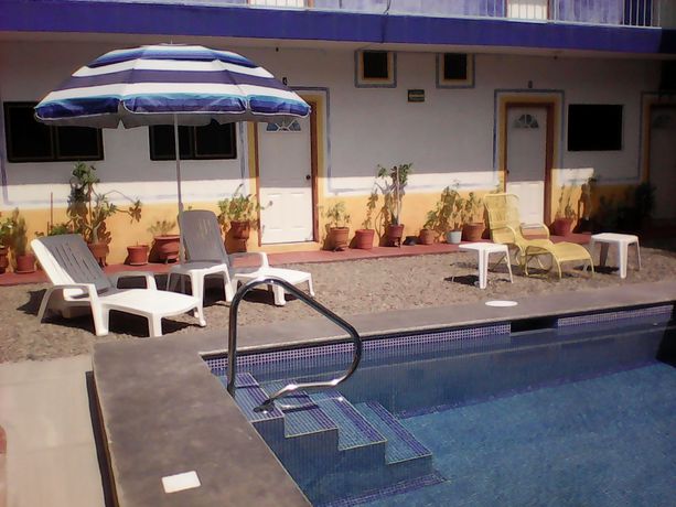 Imagen de la piscina del Hotel Sarabi Barra De Navidad. Foto 14