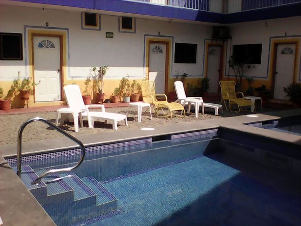 Imagen de los exteriores del Hotel Sarabi Barra De Navidad. Foto 8
