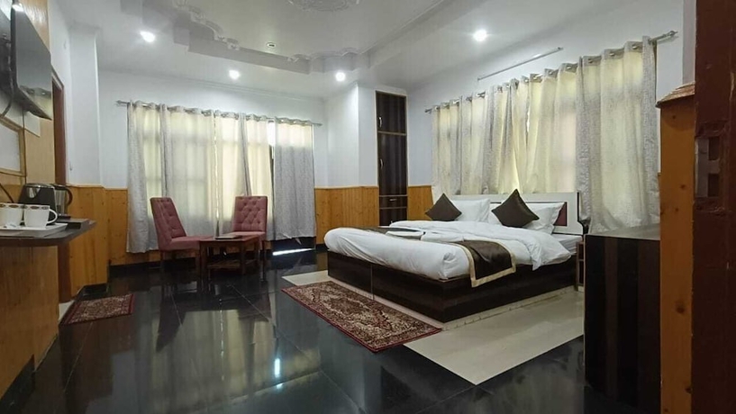 Imagen de la habitación del Hotel Sarahan Inn. Foto 12