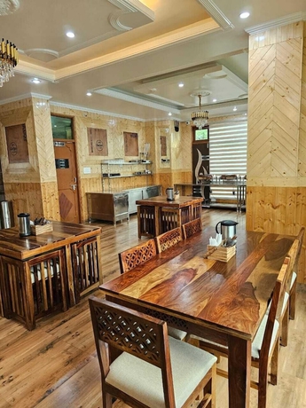 Imagen del bar/restaurante del Hotel Sarahan Inn. Foto 8