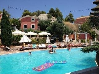 Imagen de la piscina del Hotel Sarakina Apartments. Foto 22