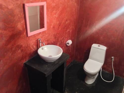 Imagen de la habitación del Hotel Sarana Bungalows. Foto 15