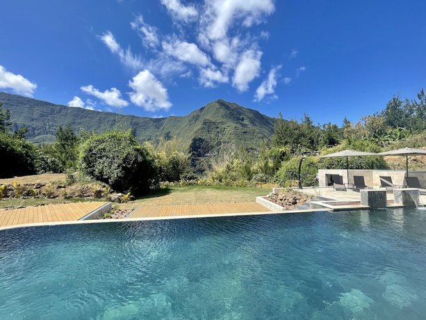 Imagen de la piscina del Hotel Sarana Hôtel and Spa. Foto 12