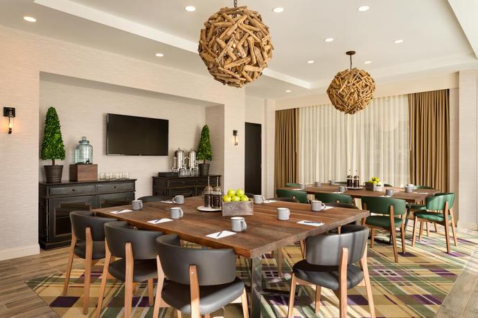 Imagen del bar/restaurante del Hotel Saranac, Curio Collection By Hilton. Foto 2
