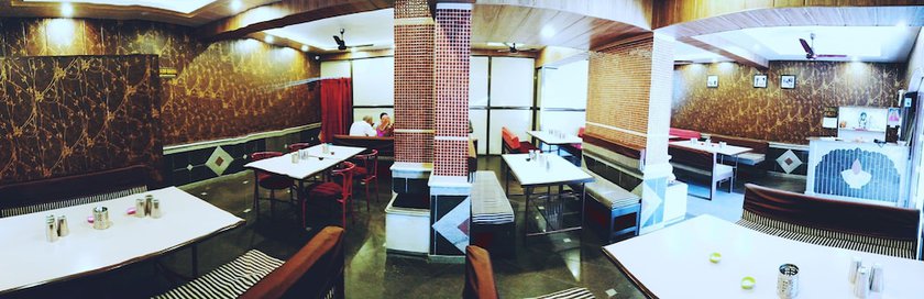 Imagen del bar/restaurante del Hotel Saraswati, Abu Road. Foto 2