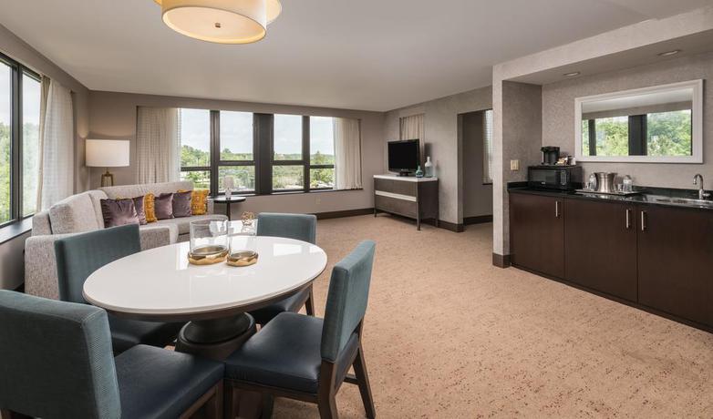 Imagen de la habitación del Hotel Saratoga Hilton. Foto 9