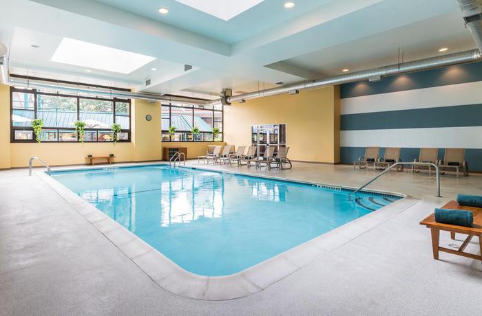 Imagen de la piscina del Hotel Saratoga Hilton. Foto 14