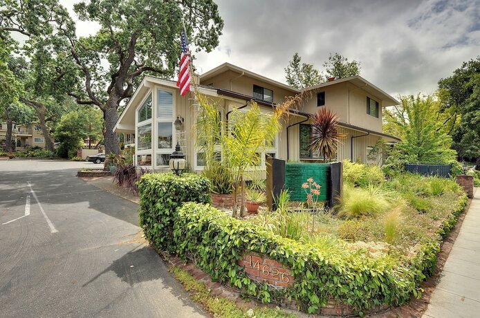 Imagen general del Hotel Saratoga Oaks Lodge. Foto 1