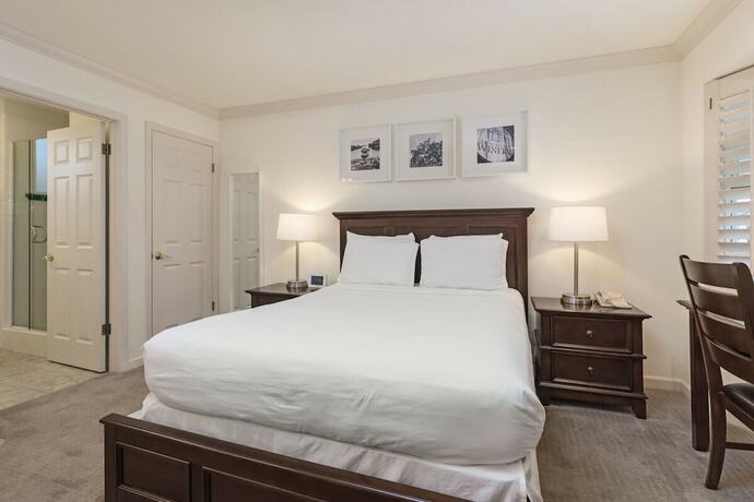 Imagen de la habitación del Hotel Saratoga Oaks Lodge. Foto 11