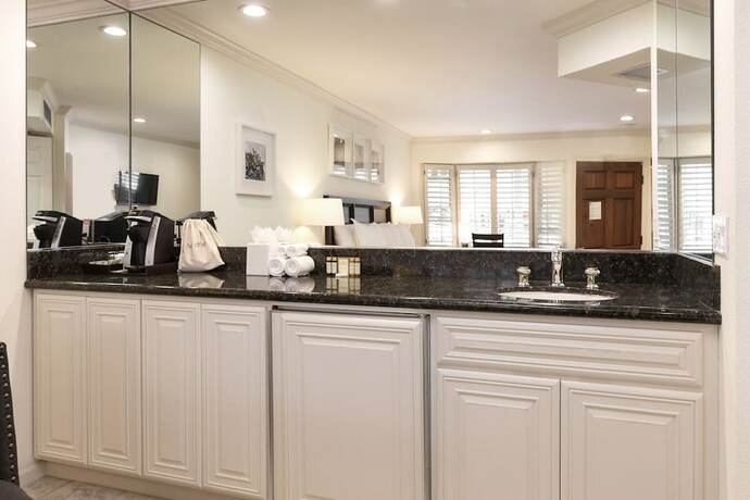Imagen de la habitación del Hotel Saratoga Oaks Lodge. Foto 18