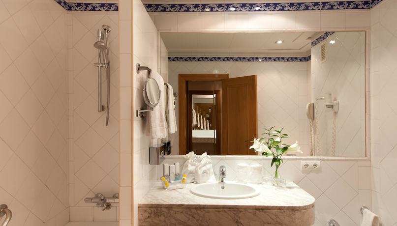 Imagen de la habitación del Hotel Saray, Granada. Foto 7