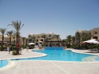 Imagen de la piscina del Hotel Saraya Palms. Foto 6