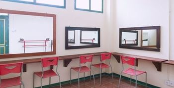 Imagen de los interiores del Hotel Sare Suites. Foto 16