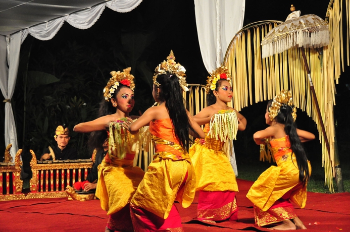 Imagen de los exteriores del Hotel Saren Indah. Foto 16