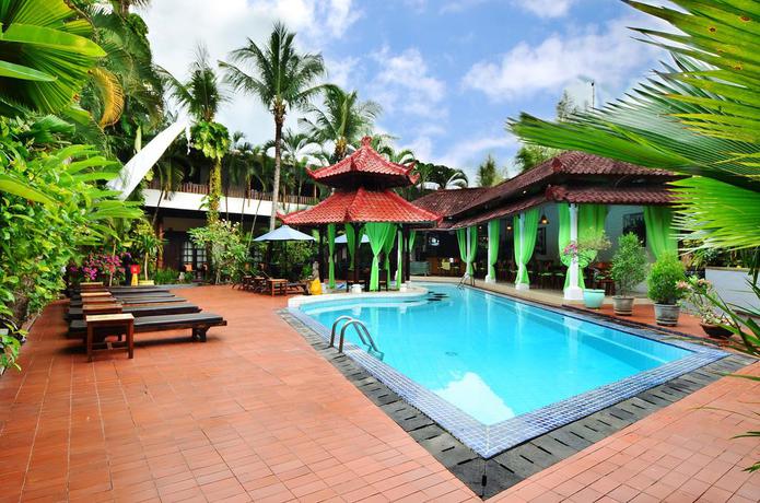 Imagen de la piscina del Hotel Sarinande. Foto 12