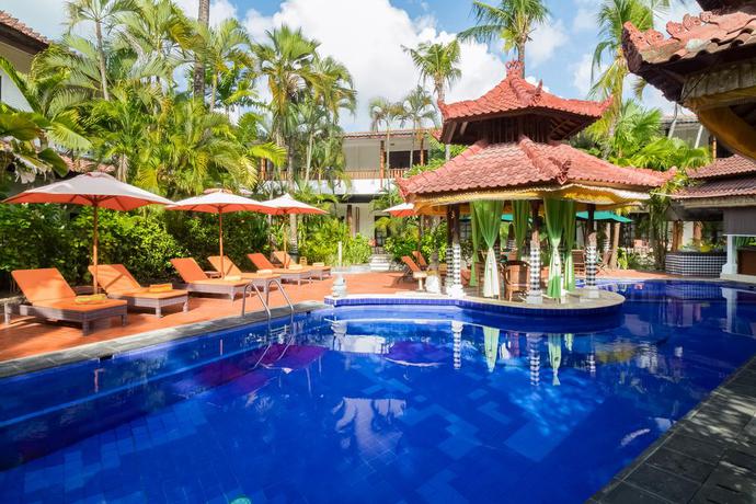 Imagen de la piscina del Hotel Sarinande. Foto 13